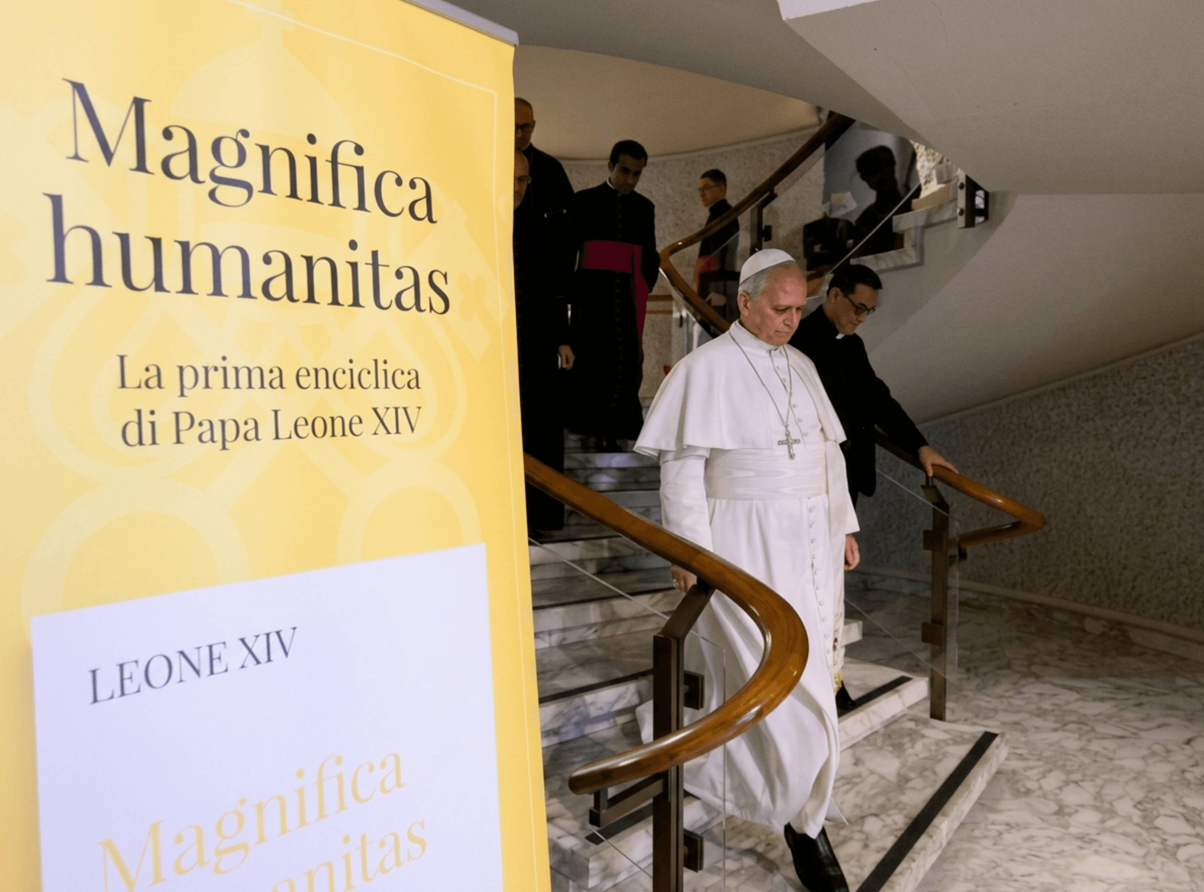Papa León XIV junto al banner de la Magnifica Humanitas