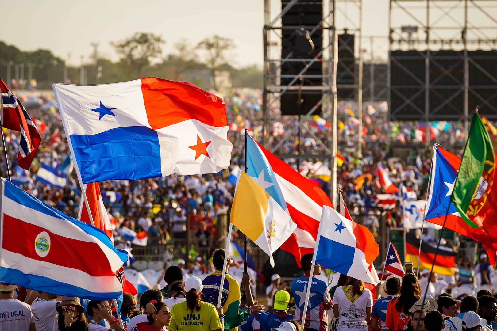 Banderas de muchos países en encuentro internacional